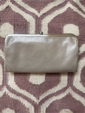 NWOT Hobo International Lauren wallet clutch grey leather kisslock